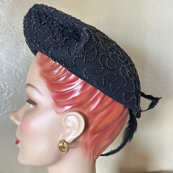 REFINED 1940S' BLACK FELT BERET + UNDULATING CORD TRIM + BLACK ROOSTER FEATHERS - Picture 7 of 14